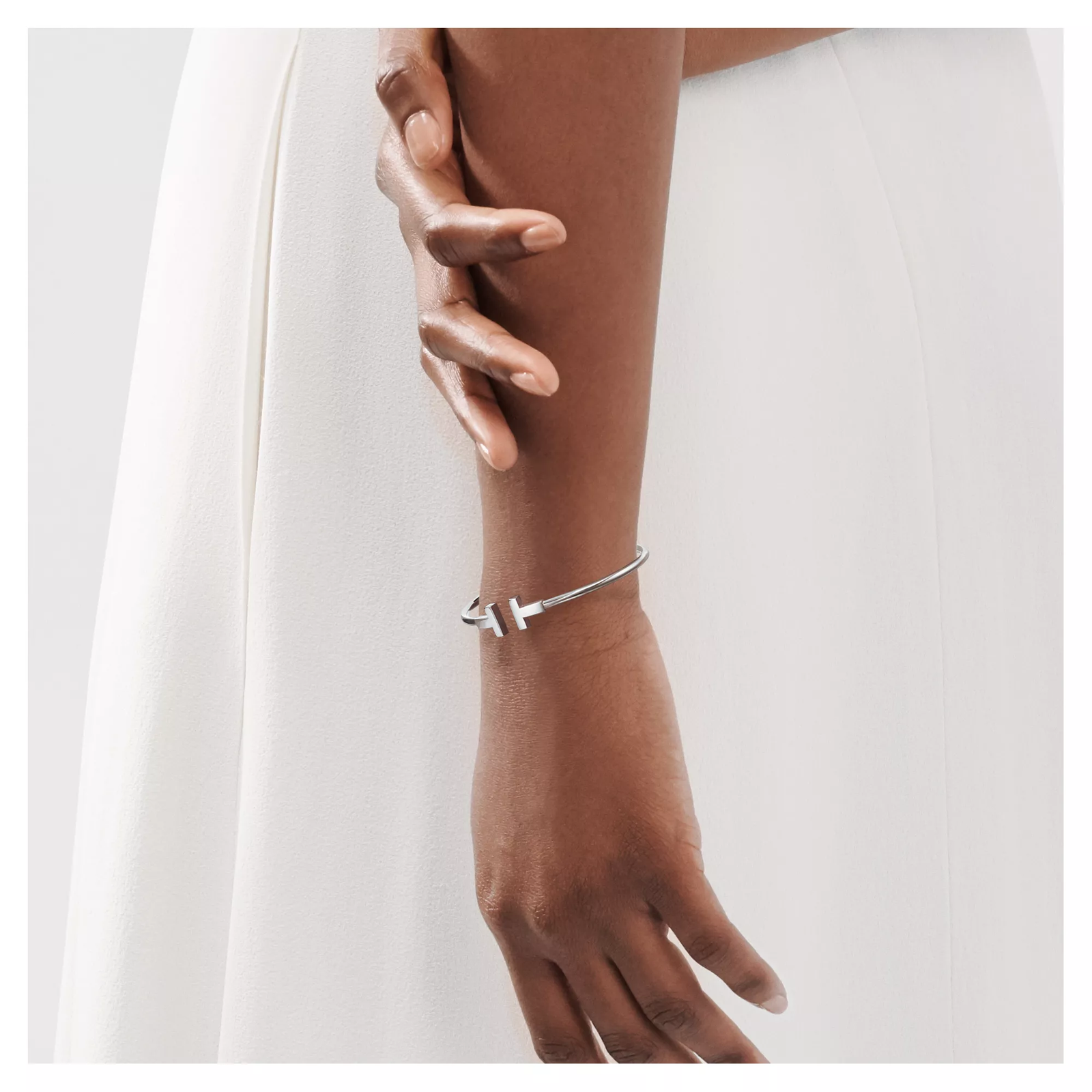 Narrow Wire Bracelet in White Gold