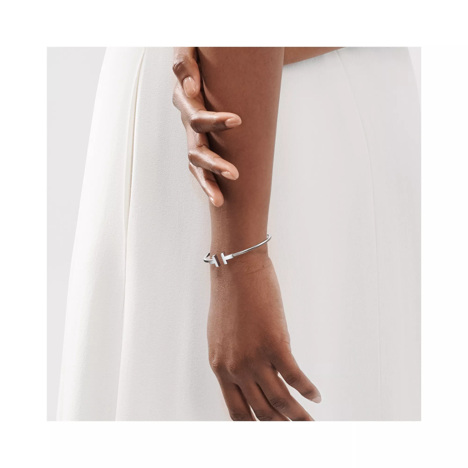 Narrow Wire Bracelet in White Gold