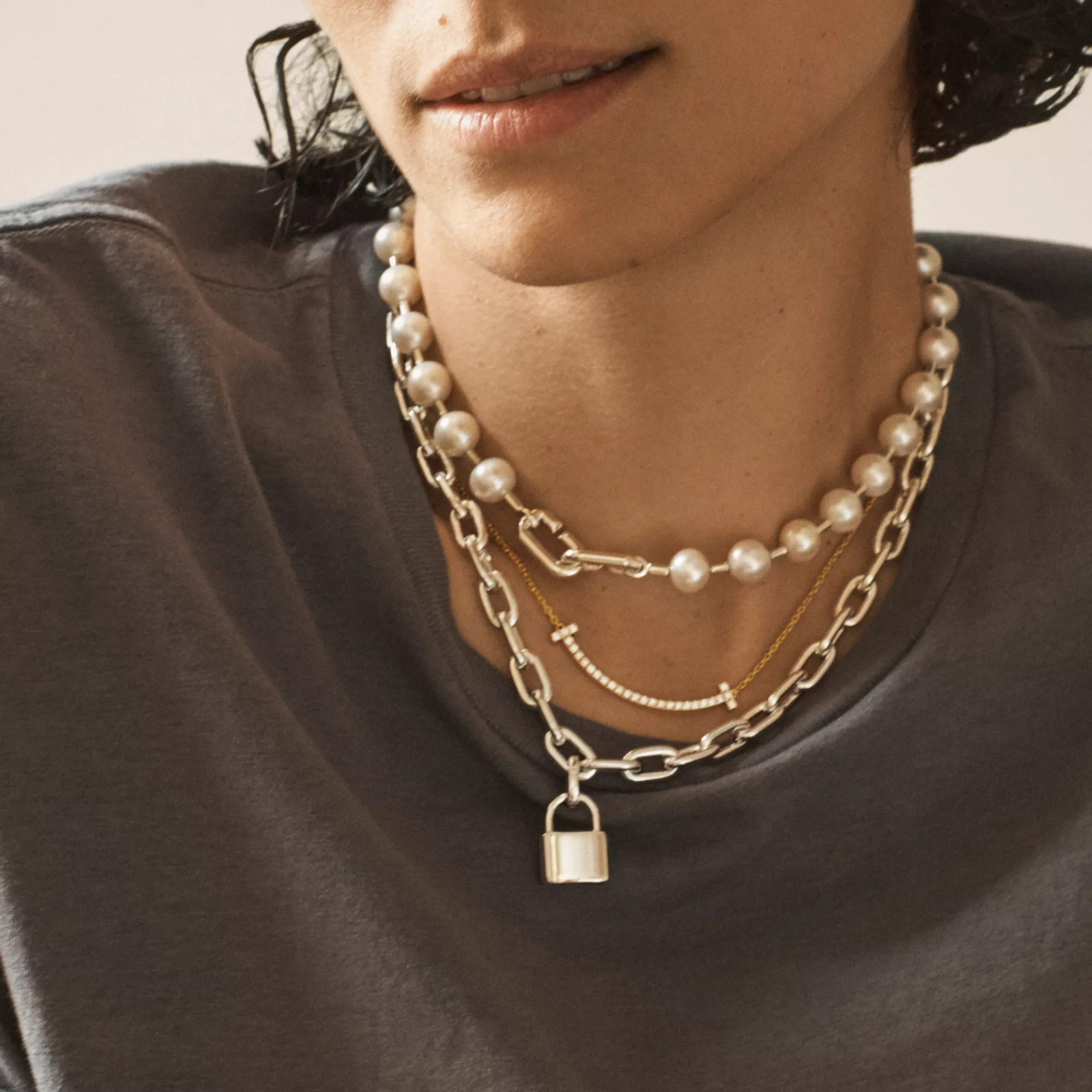 Medium Smile Pendant in Gold with Diamonds