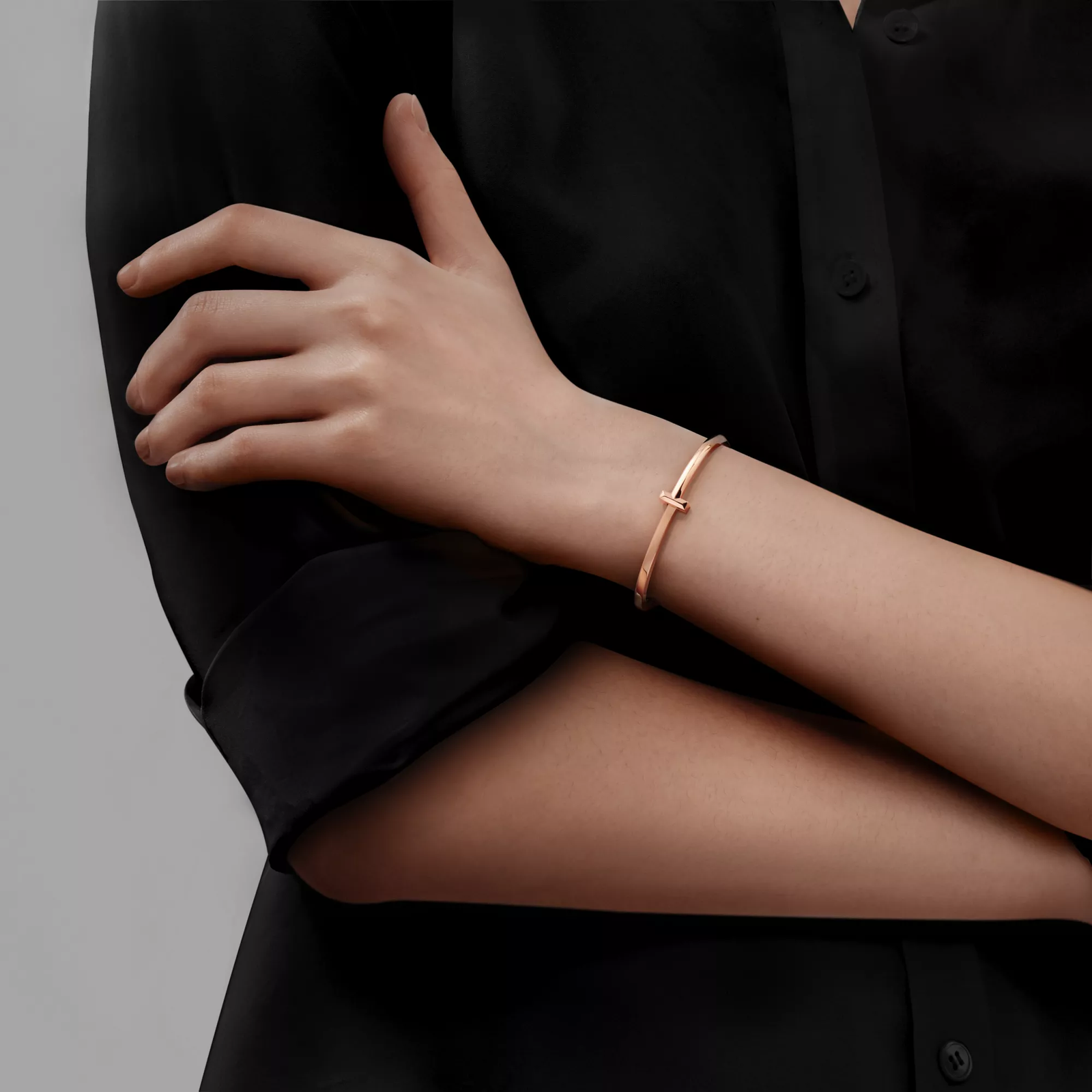T1 Narrow Hinged Bangle in Rose Gold