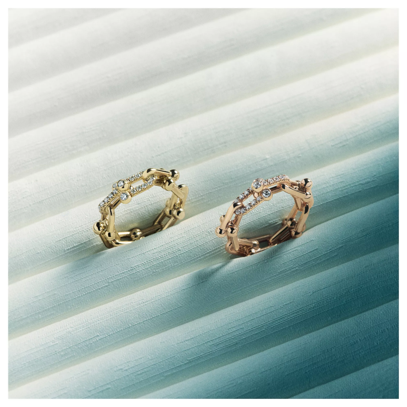 Small Link Ring in Rose Gold with Diamonds