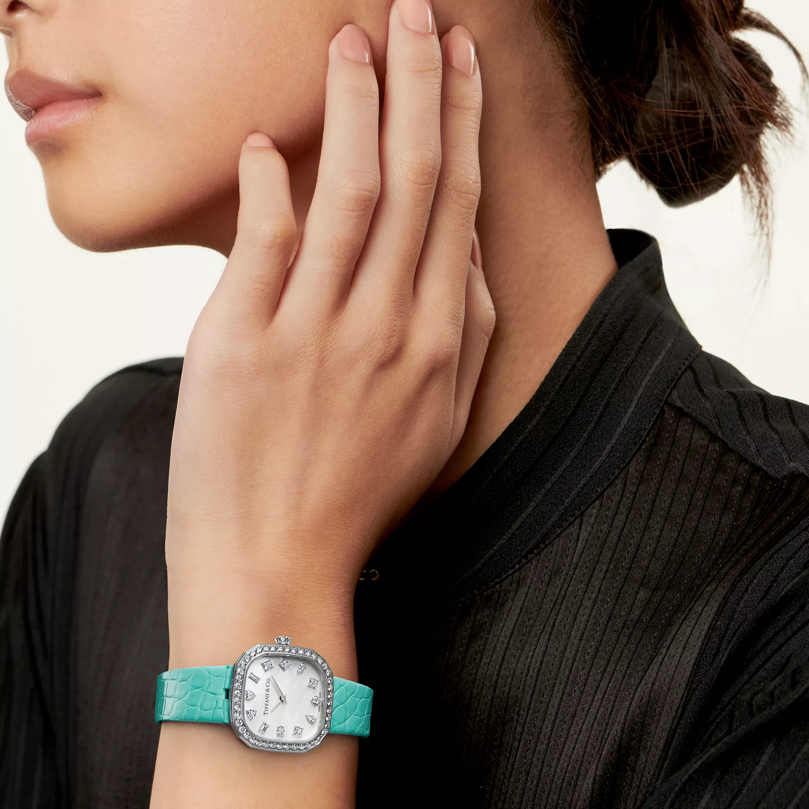 28 mm Cushion-shaped Watch in White Gold with Diamonds and a Mother-of-pearl Dial