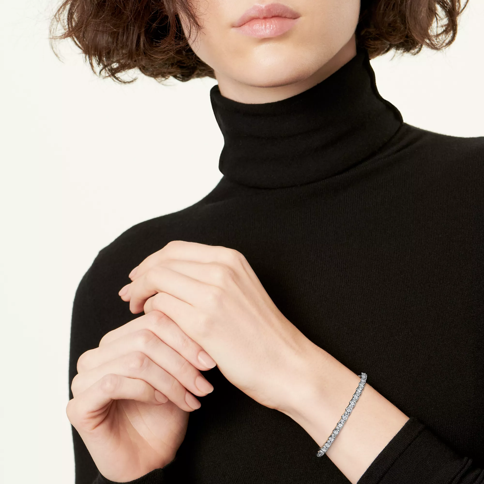 Wings Narrow Bangle in Platinum with Diamonds